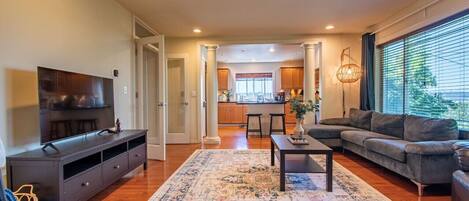 Smart TV, chimenea, futbolito, oficina