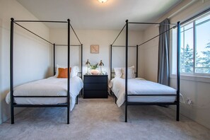 4 bedrooms, desk, travel cot, free WiFi