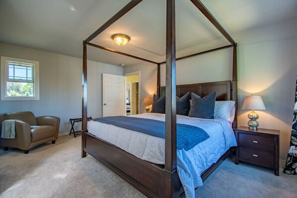 4 chambres, bureau, fer et planche à repasser, lit de bébé portatif
