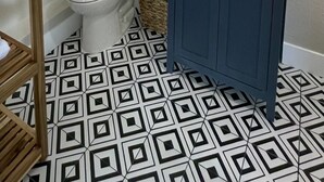 Une salle de bain avec des toilettes, un lavabo et un miroir.