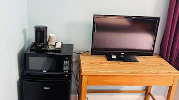Single Room, 1 Queen Bed | Desk, free WiFi, bed sheets