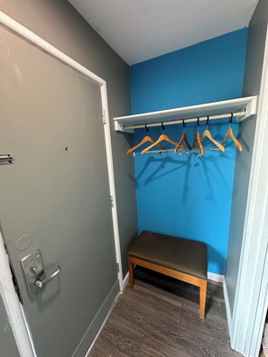Eenvoudige tweepersoonskamer, 1 tweepersoonsbed, toegankelijk voor rolstoelgebruikers, niet-roken | Badkamer | Gratis toiletartikelen, handdoeken