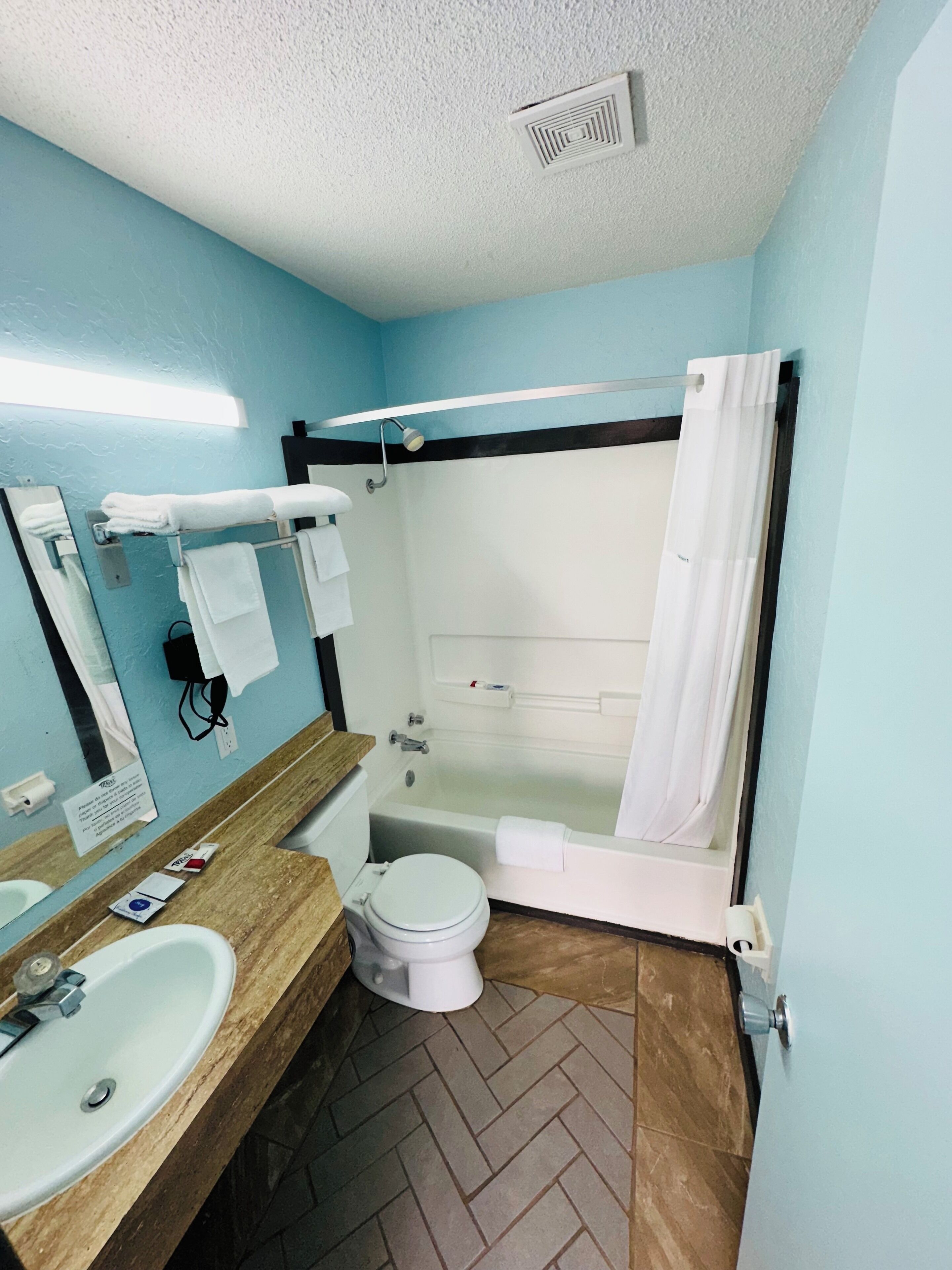 Single Room, 1 Queen Bed | Bathroom