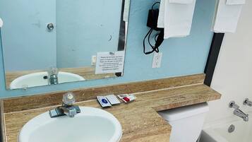 Einzelzimmer | Badezimmer | Kostenlose Toilettenartikel, Handtücher