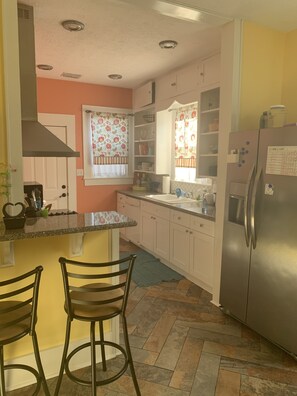 冷蔵庫、電子レンジ、オーブン、コンロ