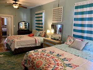 3 soverom, skrivebord, strykejern/-brett og reiseseng for barn