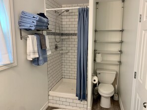 Dusche, Haartrockner, Handtücher, Seife