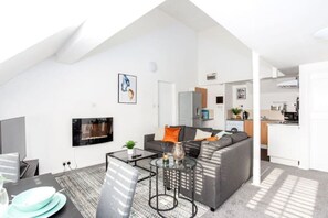 TV - Loft Style Apartment w/ Parking, in Leigh-on-Sea (Elmsleigh Drive,)