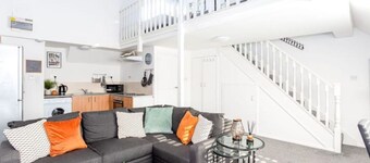 Loft Style Apartment w/ Parking, in Leigh-on-Sea