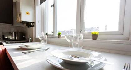 City Centre Modern Apartment!