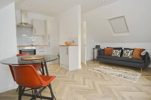 Loft Apartment with Parking, walk to shops & bars