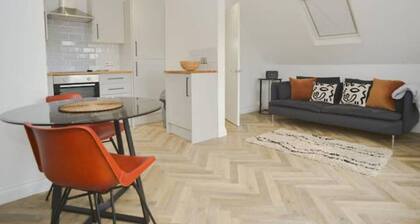 Loft Apartment with Parking, walk to shops & bars