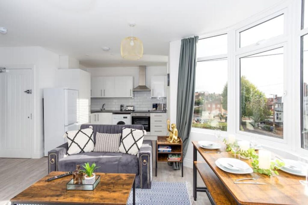 Un apartamento moderno con sala de estar, comedor y cocina.