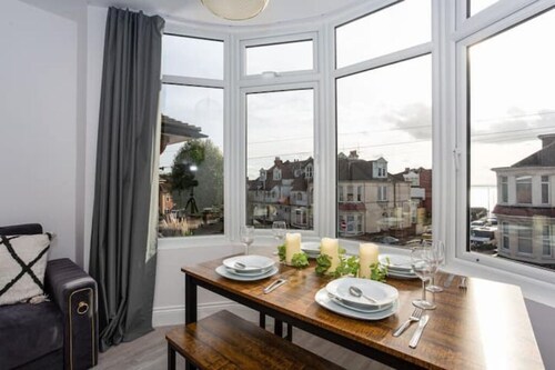 Trendy 2 Bed Flat, close to Beach & Restaurants