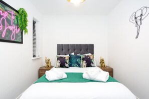 3 bedrooms - Modern 3-bed flat w/ garden, near beach, sleeps 6! (Southend-on-Sea)