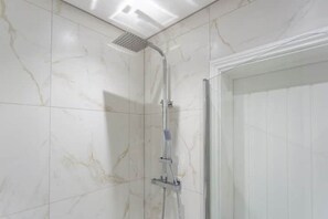 Bathroom - Modern 3-bed flat w/ garden, near beach, sleeps 6! (Southend-on-Sea)