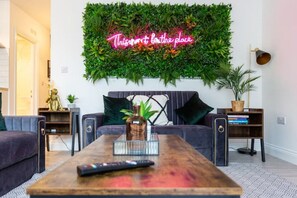 Living area - Trendy 3 Bed Flat w/ Garden, 2 Min Walk to Beach (Southend-on-Sea)