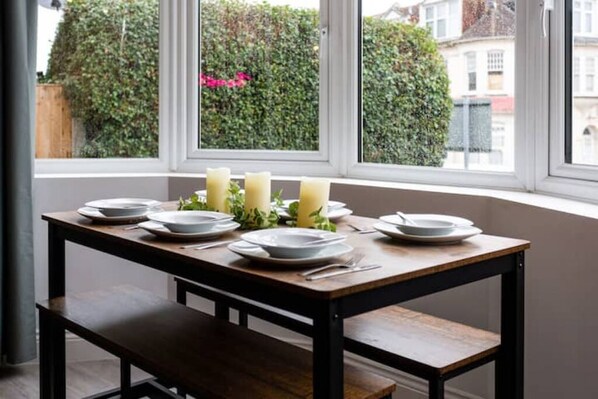 Dining - Trendy 3 Bed Flat w/ Garden, 2 Min Walk to Beach (Southend-on-Sea)