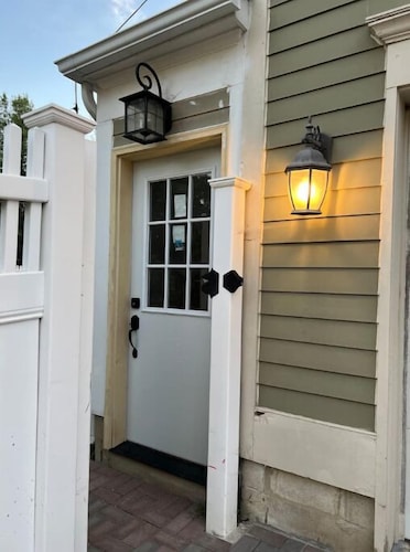 Private, great loc - ideal for long / short stay!