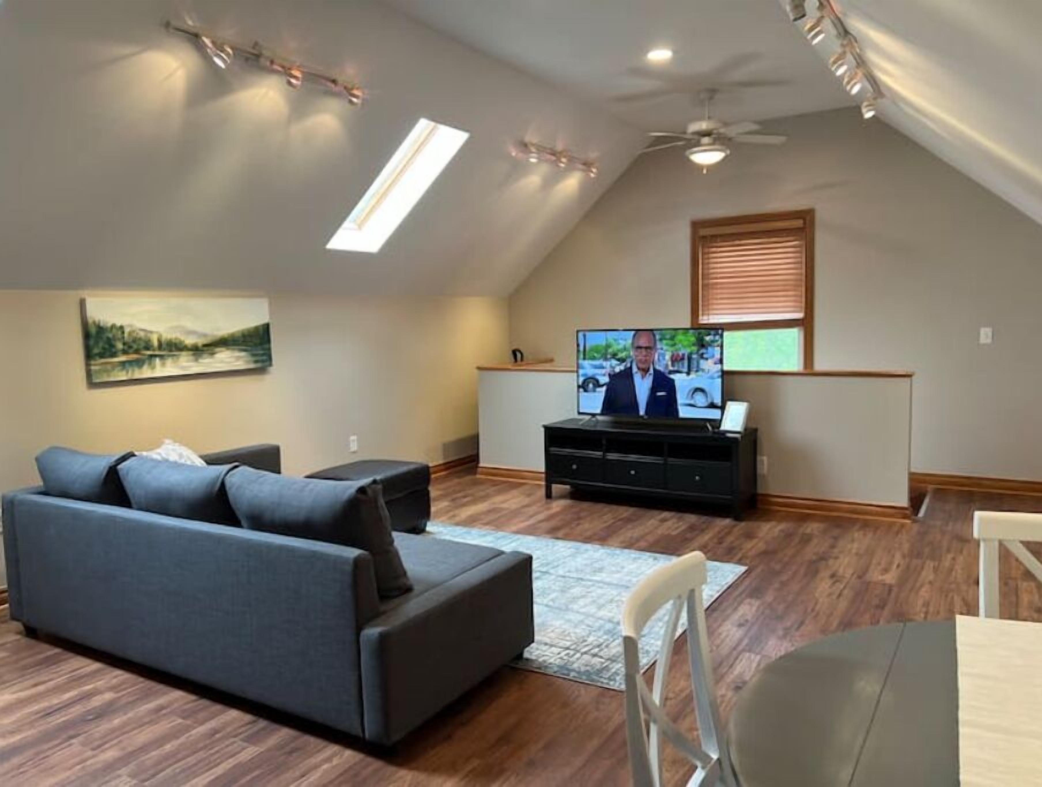 Private, great loc - ideal for long / short stay!