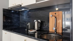 Réfrigérateur, micro-ondes, plaque de cuisson, lave-vaisselle