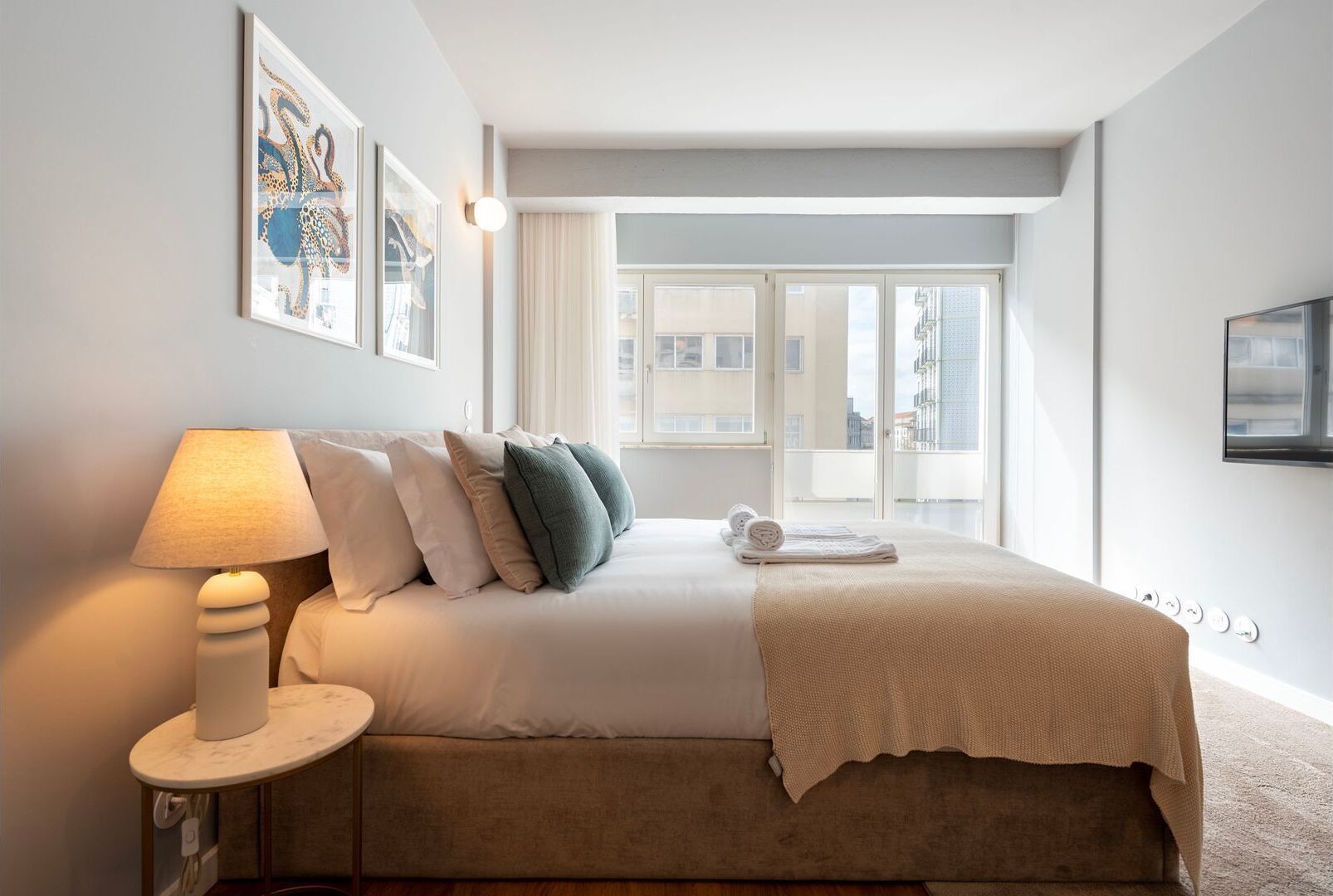 Een strijkplank/strijkijzer, gratis wifi, beddengoed