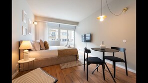 Tabla de planchar con plancha, wifi gratis y ropa de cama 