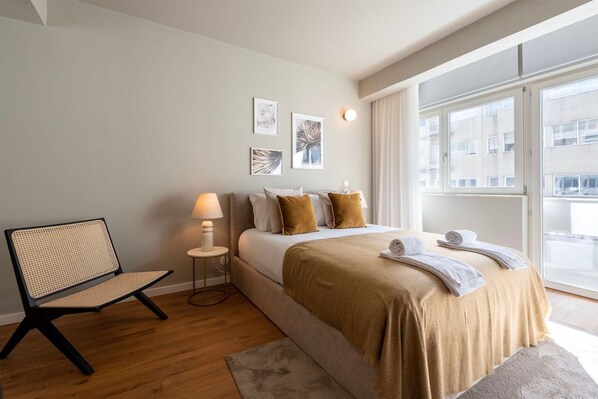 Tabla de planchar con plancha, wifi gratis y ropa de cama 