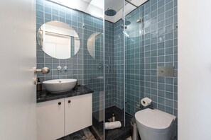 Haartrockner, Handtücher, Seife, Shampoo