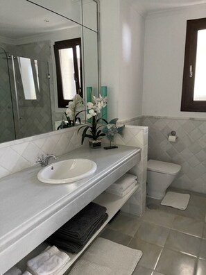 مجففات شعر، مناشف، ورق حمّام