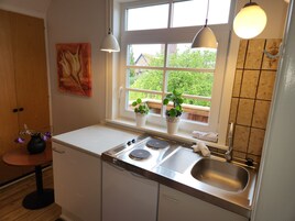 City appartement | Privékeuken | Een koelkast, een kookplaat, een koffiezetapparaat/waterkoker