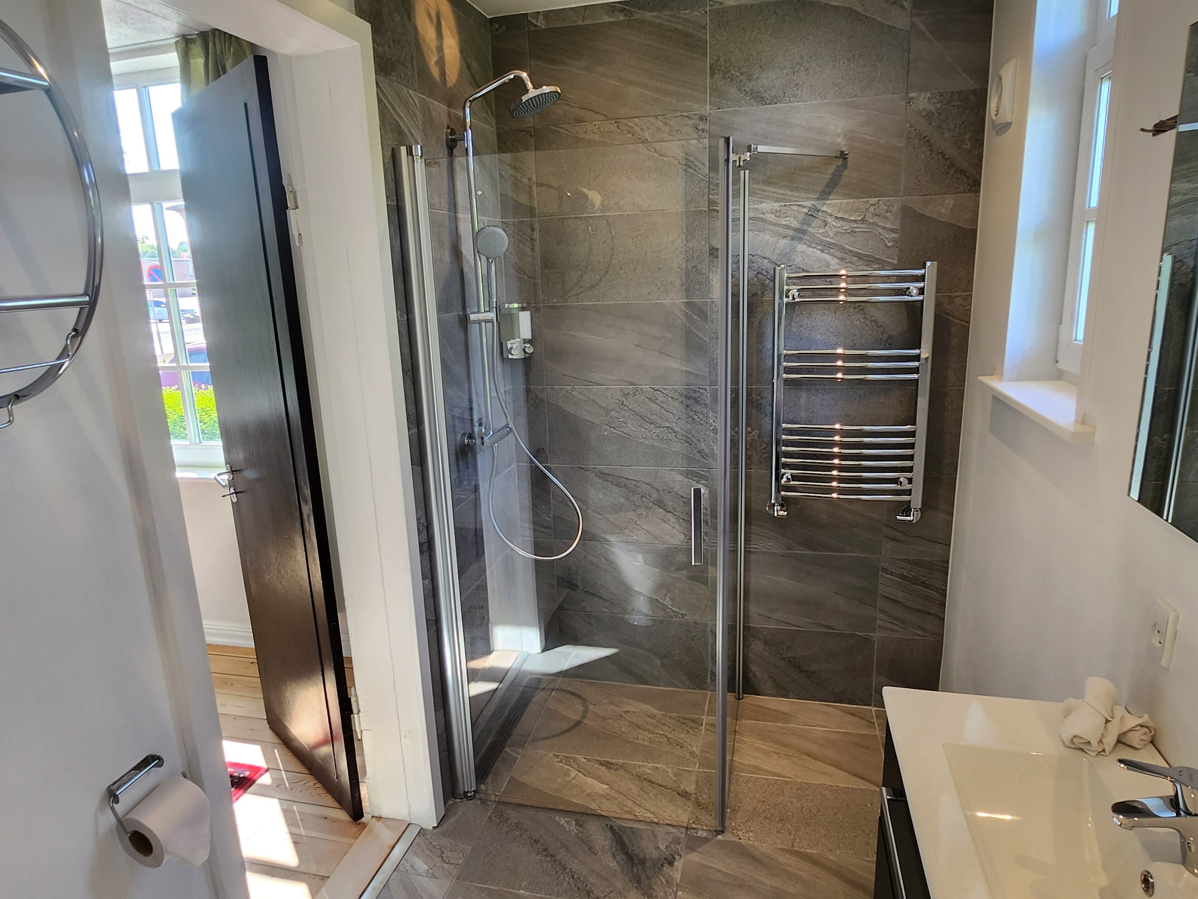 City Apartment | Bathroom | Shower, hair dryer, towels, soap