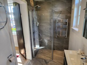 Apartamento urbano | Banheiro | Chuveiro, secador de cabelo, toalhas de banho, sabonete