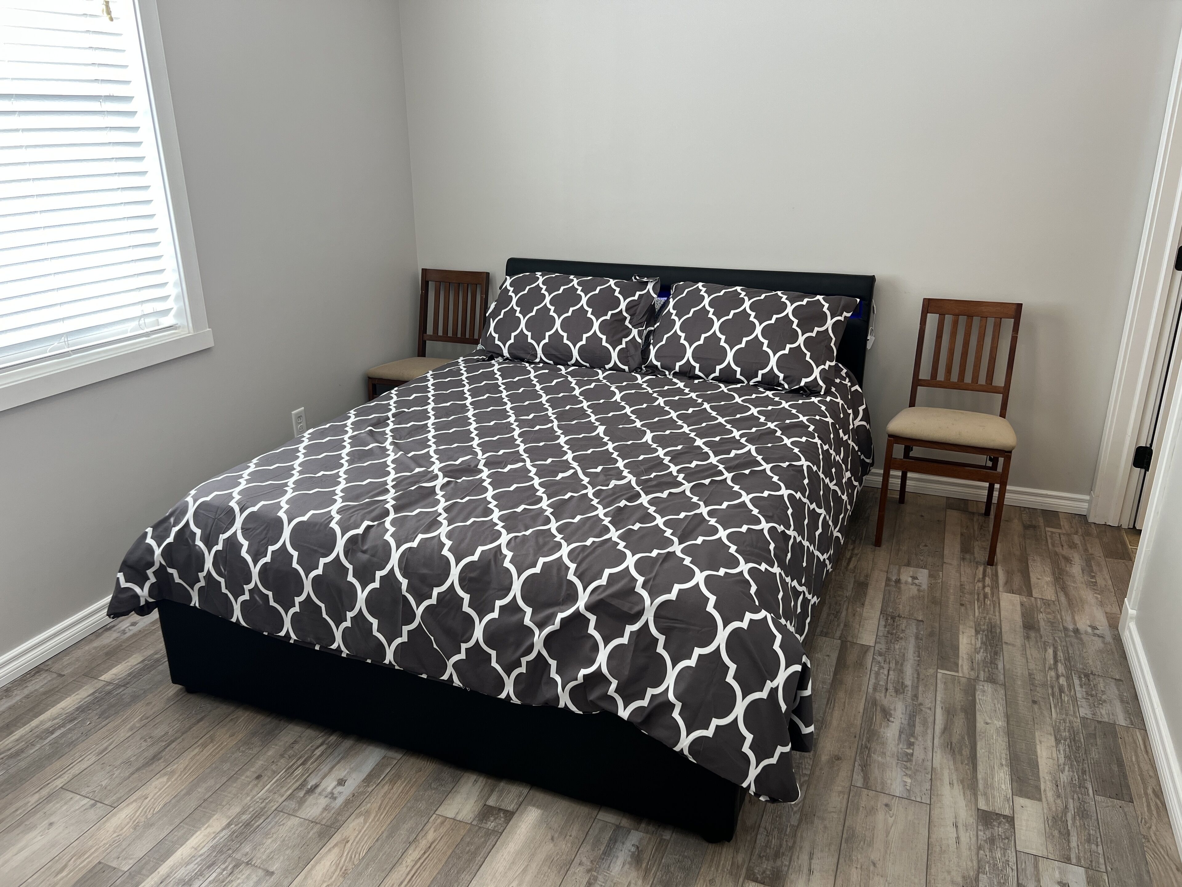 3 slaapkamers, een strijkplank/strijkijzer, gratis wifi, beddengoed