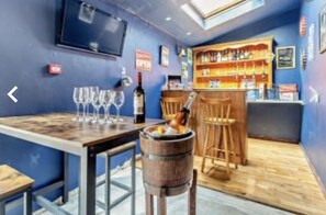 Bar (on property) - Margate Beach house (Cliftonville)