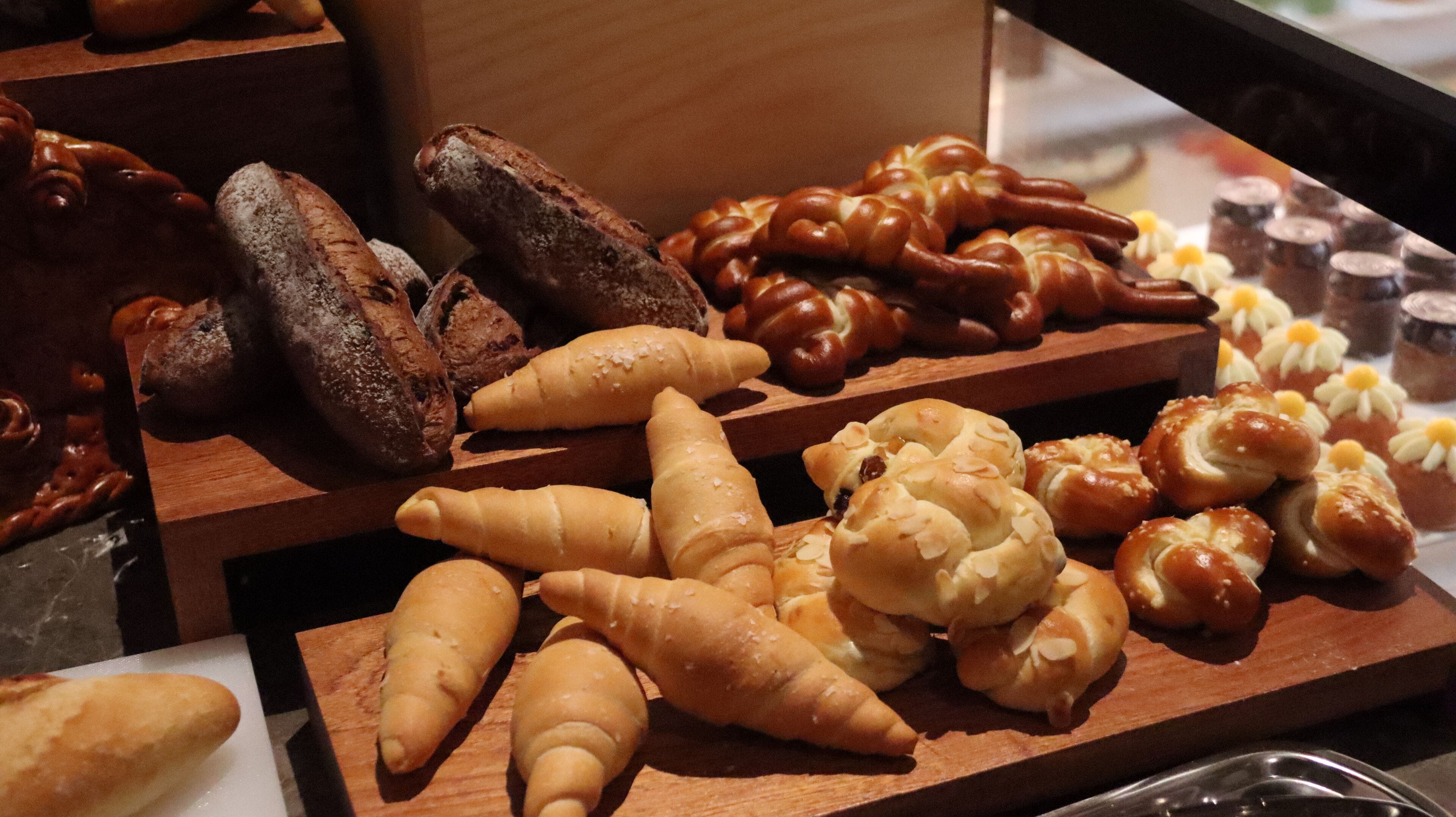 Diverse gebakken lekkernijen gepresenteerd op houten planken.