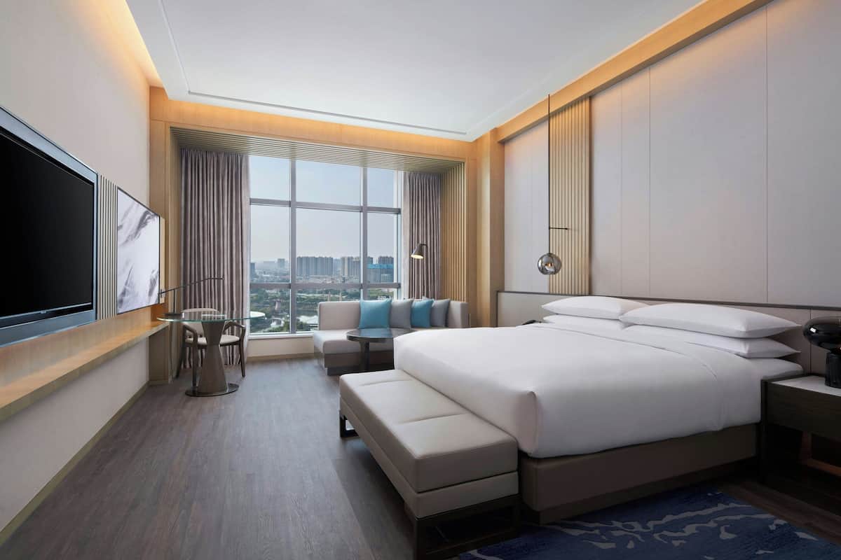 Deluxe Room, 1 King Bed | 1 bedroom, down comforters, minibar, in-room safe