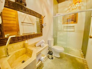 A bathroom with a sink, toilet, and shower. - POUSADA ROOTS - D3 EXPERIENCE (Cruz)