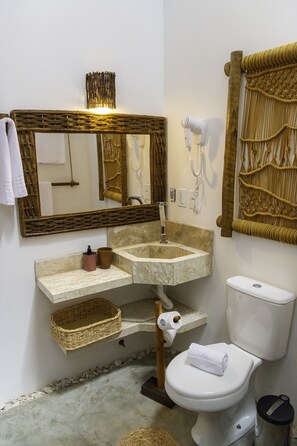 Deluxe Double Room | Bathroom | Shower, hair dryer, towels, soap - POUSADA ROOTS - D3 EXPERIENCE (Cruz)