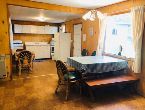 Fish Tail Cabin, lake, sandy beach, kayaks, canoe