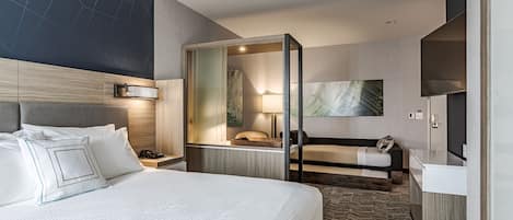 خزنة داخل الغرفة ومكتب ومساحة عمل للكمبيوتر المحمول وستائر تعتيم