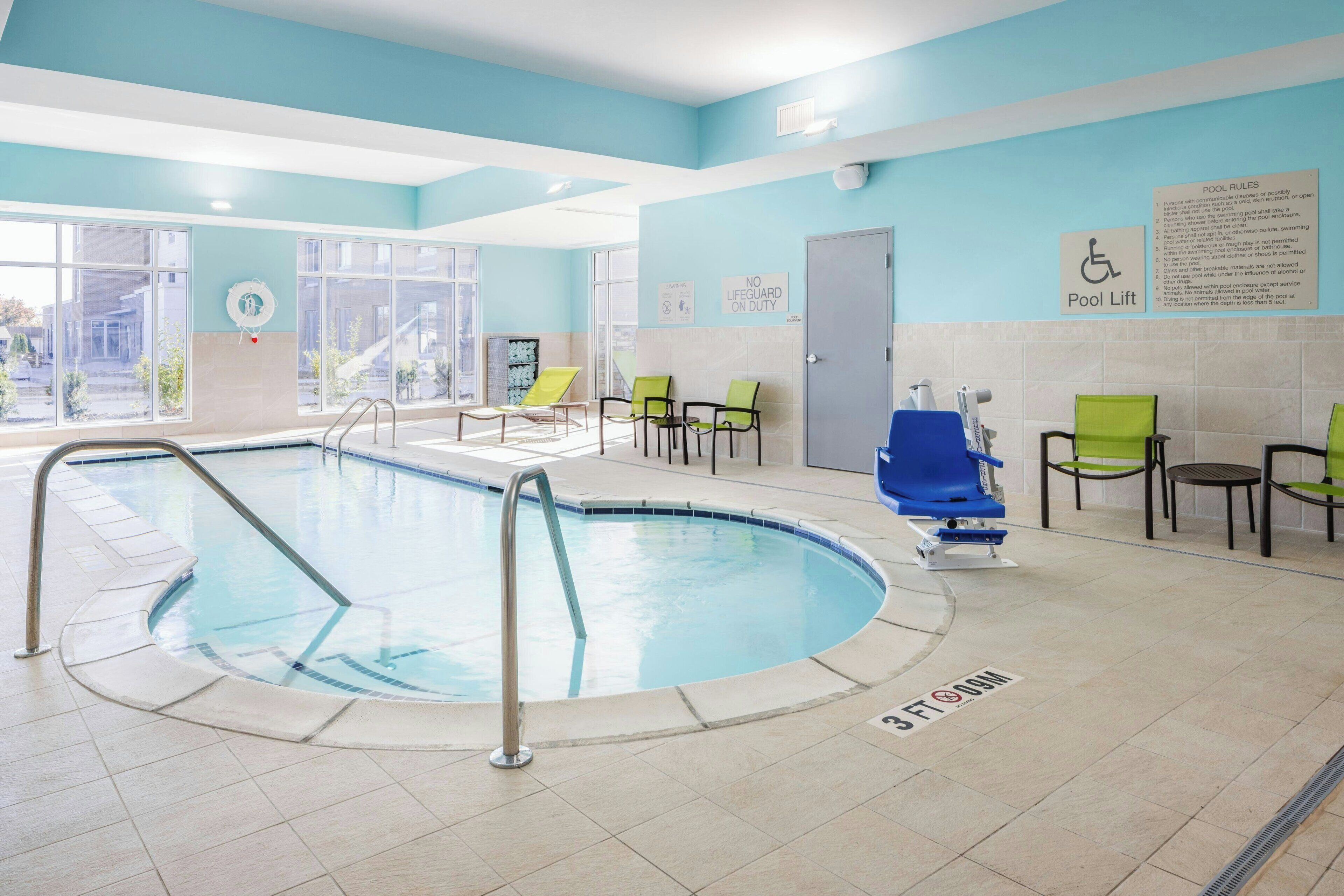 Piscina interior con normas claras y un cartel que indica la presencia de socorrista.