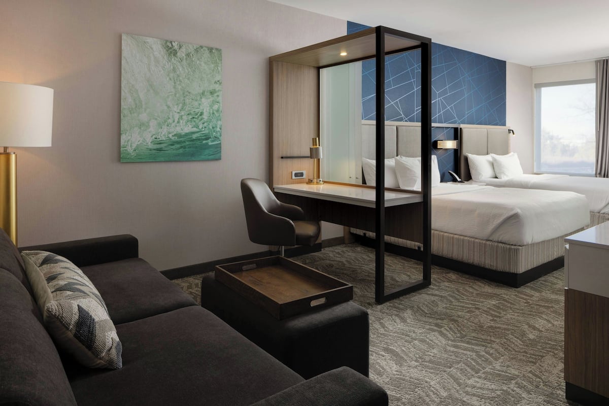 Phòng Suite, 2 giường cỡ queen | Két bảo mật tại phòng, bàn, khu vực làm việc phù hợp cho laptop