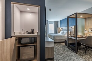 Cofres nos quartos, escrivaninha, espaço de trabalho para notebook