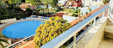 Utendørsbasseng og et oppvarmet basseng