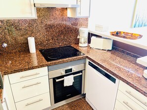 Fridge, oven, stovetop, dishwasher
