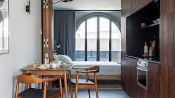 Superior Apartment | Private kitchen | Fridge, microwave, oven, stovetop