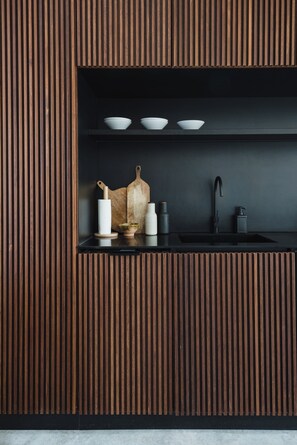 Kühlschrank, Mikrowelle, Ofen, Herdplatte