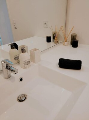 Hair dryer, towels, soap, shampoo - Grand Studio Design 25 min Paris & 15 min Roissy Airport (Le Blanc-Mesnil)