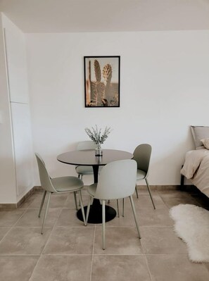 Dining - Grand Studio Design 25 min Paris & 15 min Roissy Airport (Le Blanc-Mesnil)
